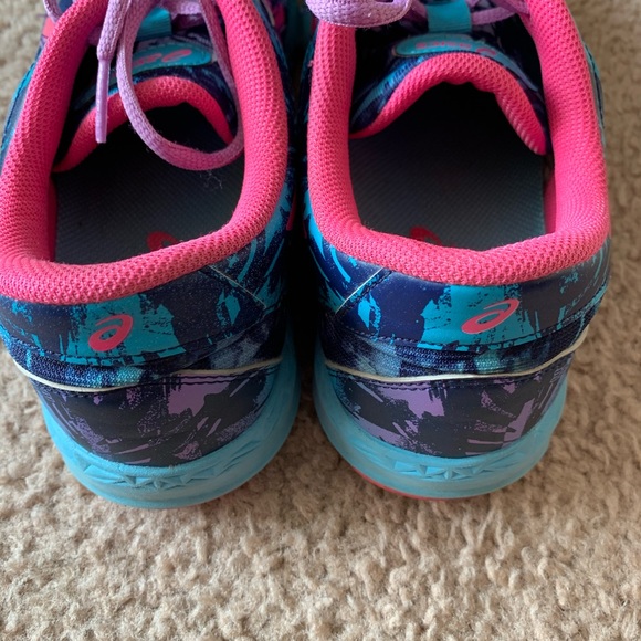 ASICS foams - Picture 3 of 5